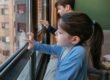 Niños jugando en la ventana