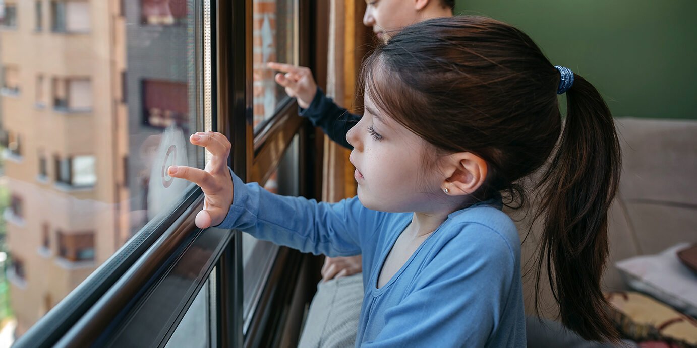 Niños jugando en la ventana Niños jugando en la ventana